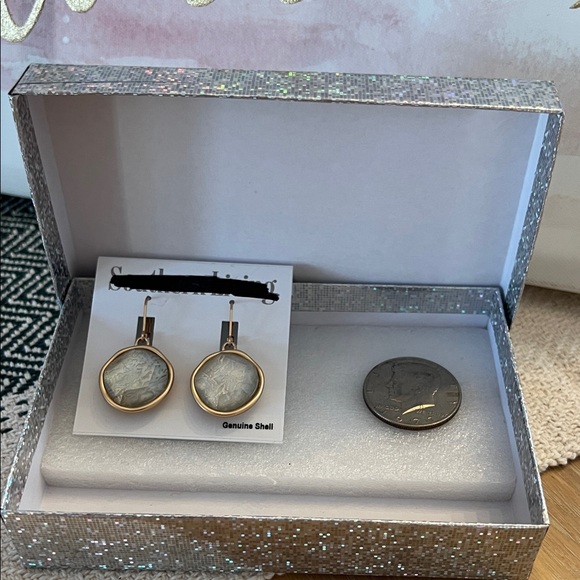 Fashion Jewelry Genuine Shell Drop Earrings - Picture 2 of 2